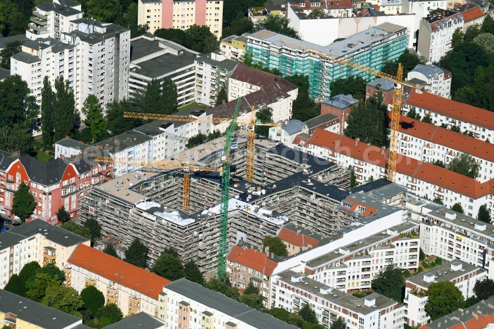 Berlin from above - Residential construction site with multi-family housing development- BOUCHEGAeRTEN on the Harzer Strasse - Bouchestrasse - Mengerzeile in the district Neukoelln in Berlin, Germany