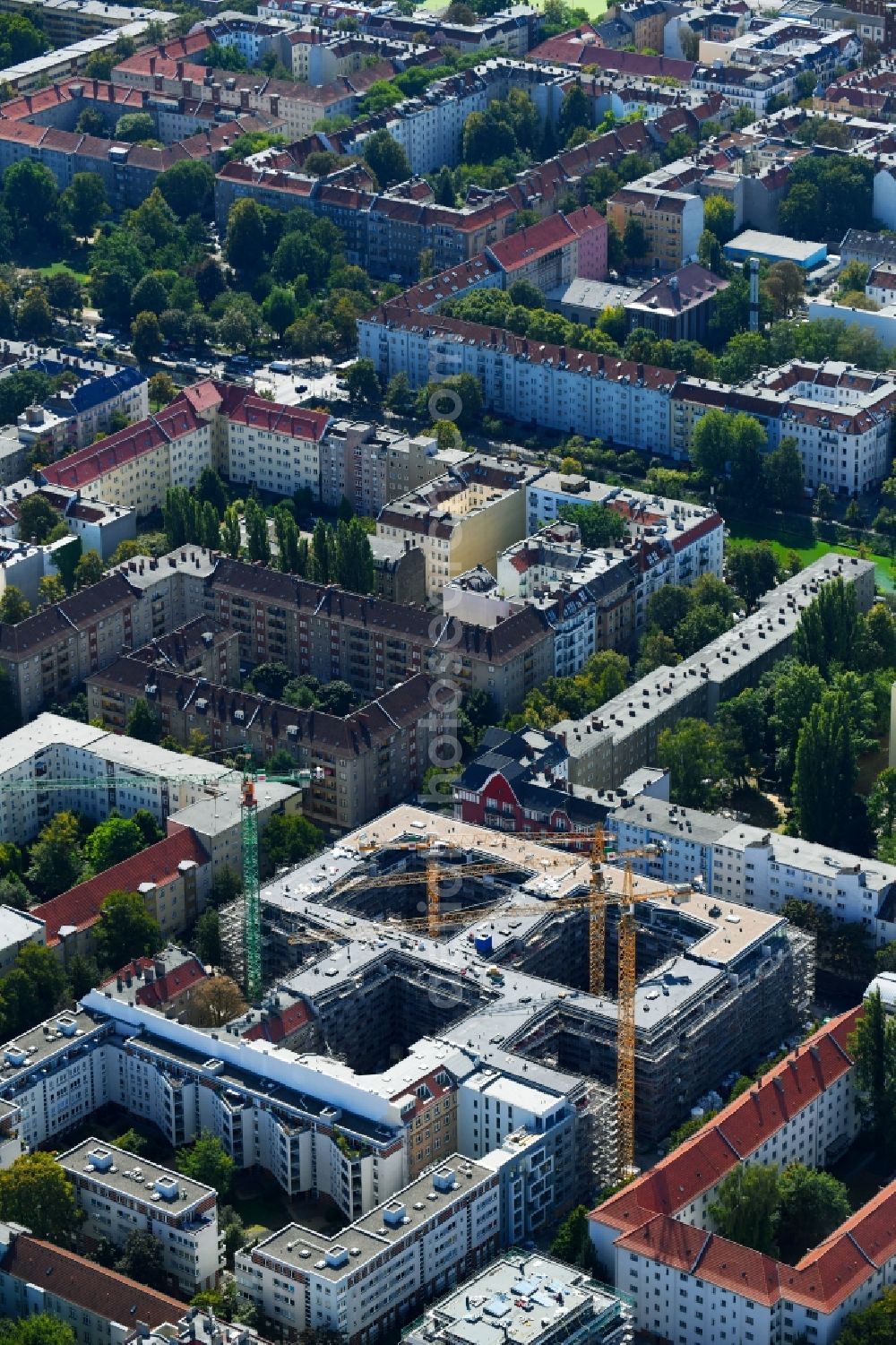 Aerial image Berlin - Residential construction site with multi-family housing development- BOUCHEGAeRTEN on the Harzer Strasse - Bouchestrasse - Mengerzeile in the district Neukoelln in Berlin, Germany