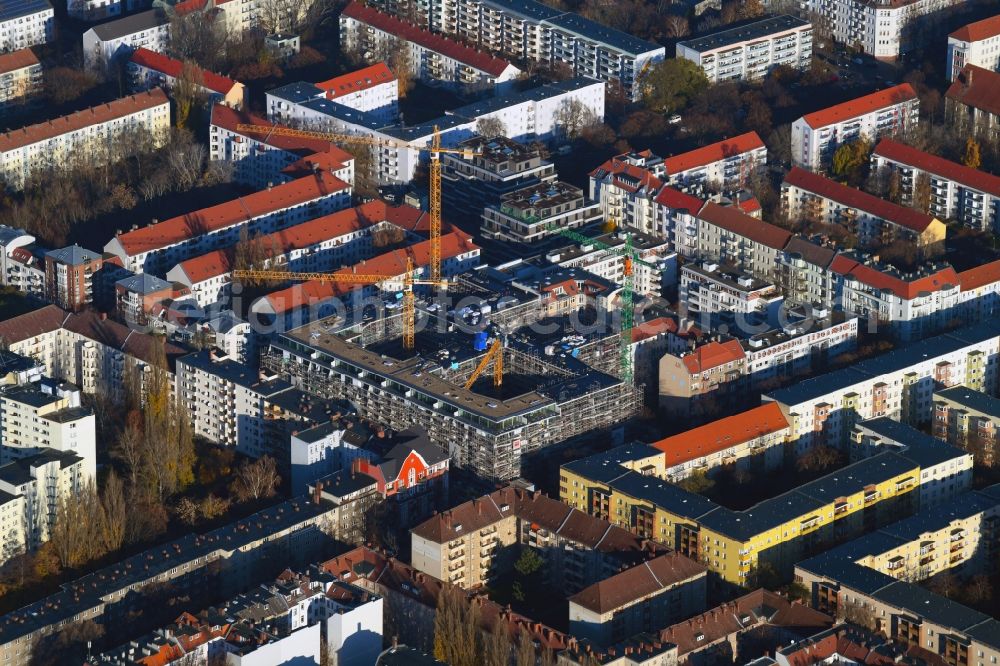 Aerial image Berlin - Residential construction site with multi-family housing development- BOUCHEGAeRTEN on the Harzer Strasse - Bouchestrasse - Mengerzeile in the district Neukoelln in Berlin, Germany