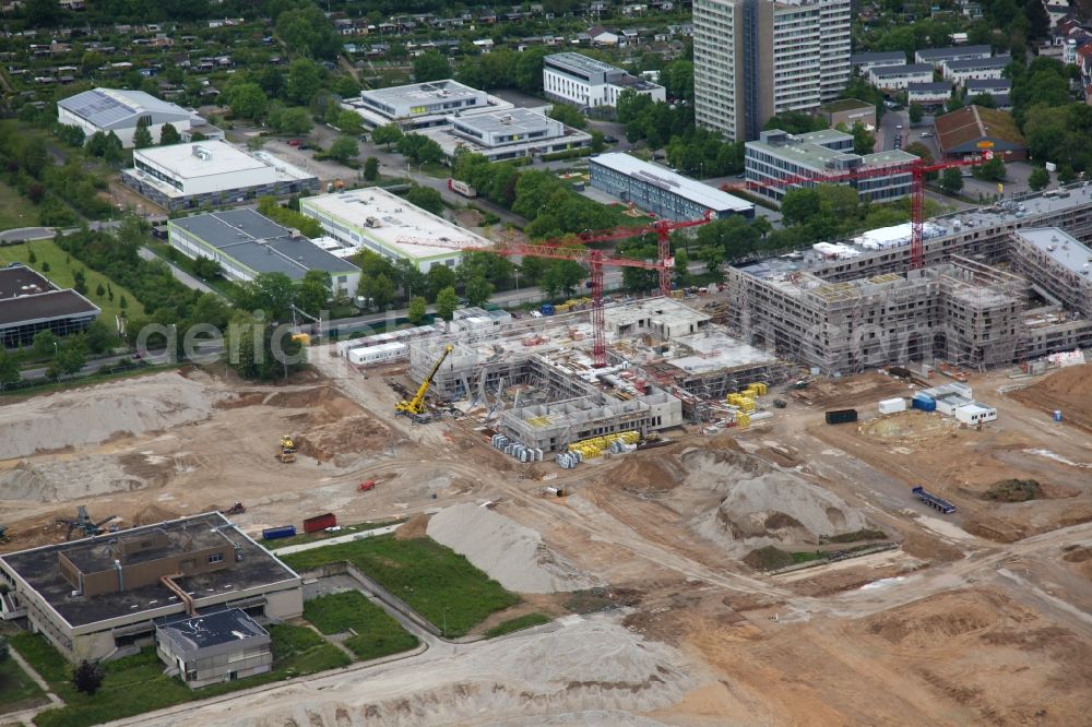 Mainz from the bird's eye view: Residential construction site with multi-family housing development- on the Heiligkreuz-Viertel in the district Weisenau in Mainz in the state Rhineland-Palatinate, Germany