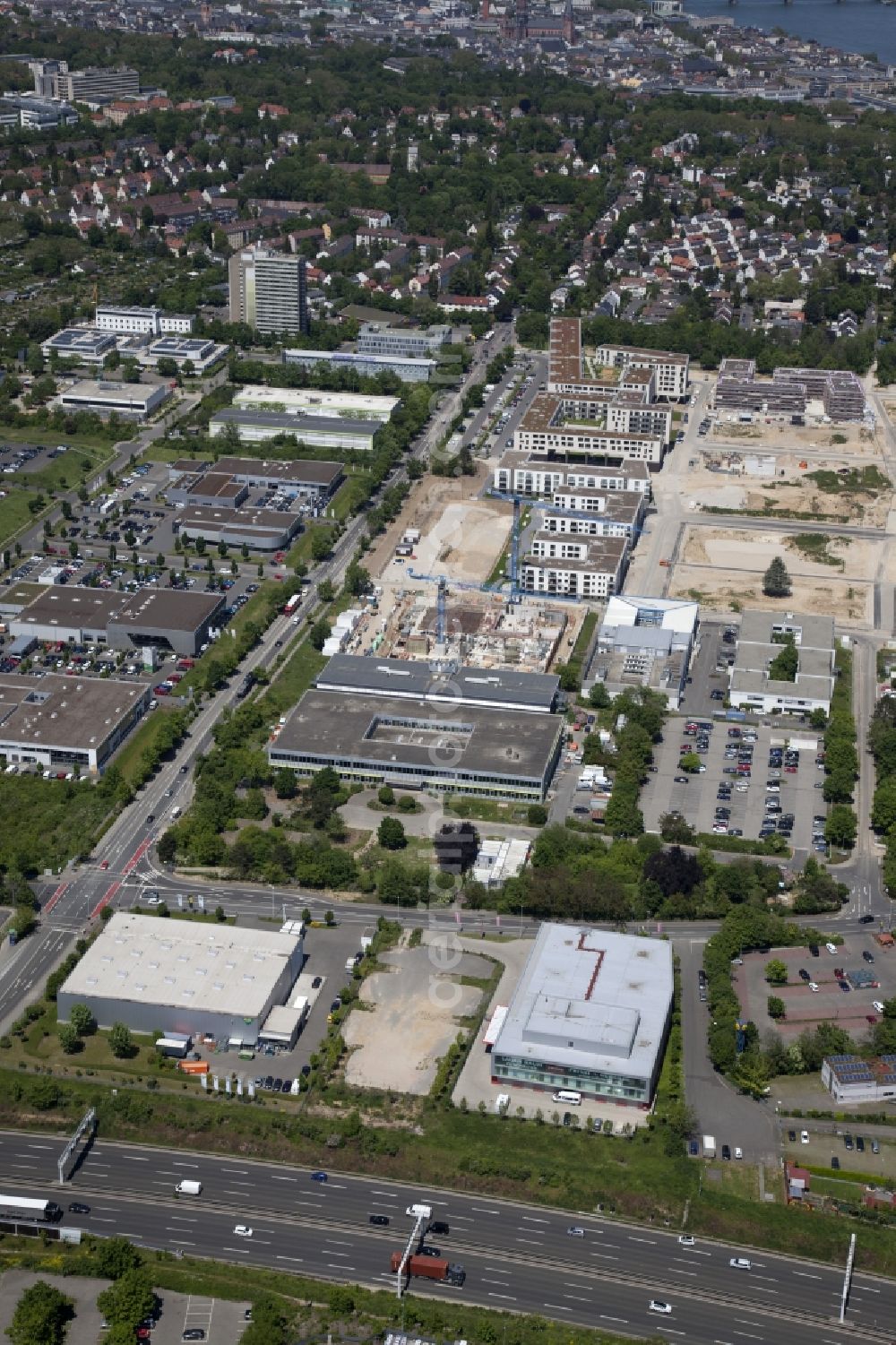 Mainz from the bird's eye view: Residential construction site with multi-family housing development- on the Heiligkreuz-Viertel in the district Weisenau in Mainz in the state Rhineland-Palatinate, Germany