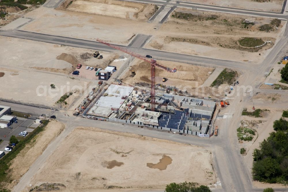 Mainz from the bird's eye view: Residential construction site with multi-family housing development- on the Heiligkreuz-Viertel in the district Weisenau in Mainz in the state Rhineland-Palatinate, Germany