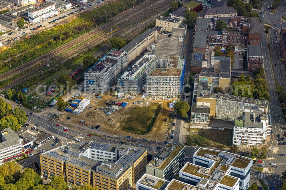 Essen from above - Residential construction site with multi-family housing development- Literaturviertel on street Bert-Brecht-Strasse - Friedrichstrasse - Sachsenstrasse in the district Suedviertel in Essen at Ruhrgebiet in the state North Rhine-Westphalia, Germany