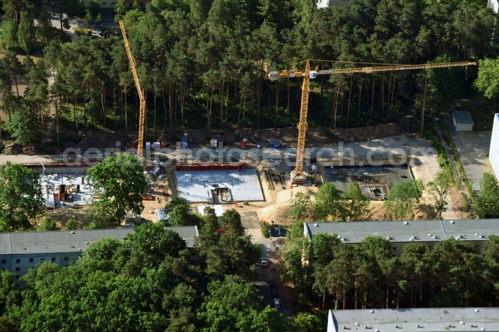 Potsdam from the bird's eye view: Residential construction site with multi-family housing development- on the Am Moosfenn in the district Waldstadt in Potsdam in the state Brandenburg, Germany