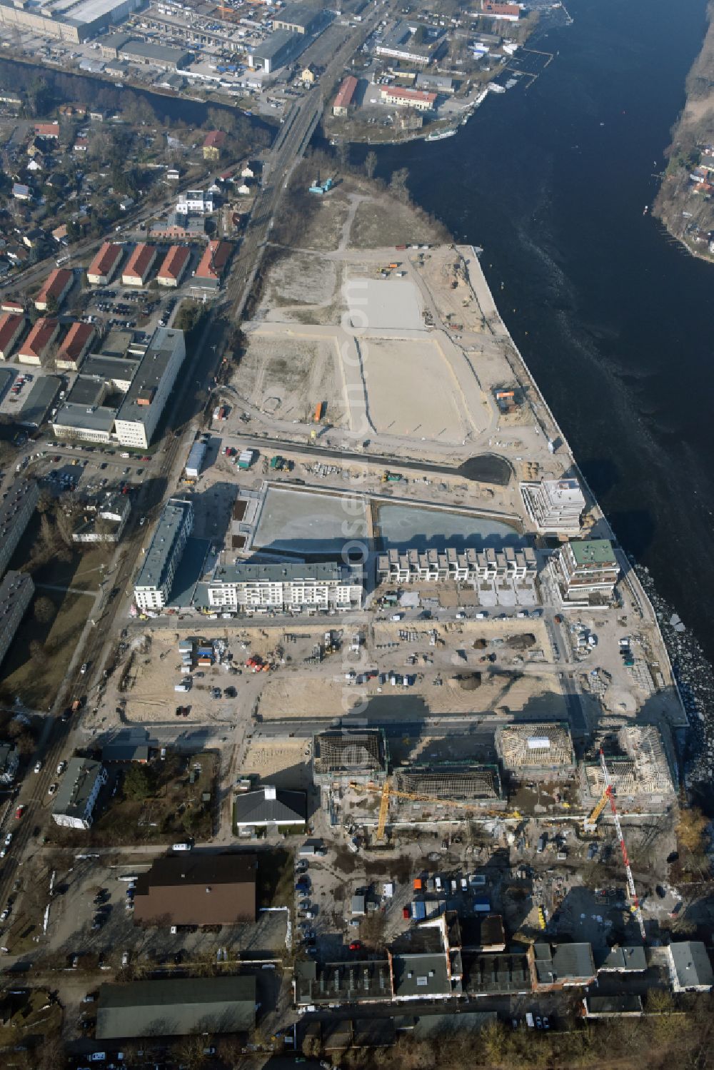 Berlin from above - Residential area construction site with multi-family housing development - new building Neue Wasserliebe - 52 Grad Nord Wohnen am Wasser in Berlin-Gruenau on the banks of the river Dahme at Teichmummelring - An der Dahme - Gaffelsteig - Regattastrasse in the district of Gruenau in Berlin, Germany