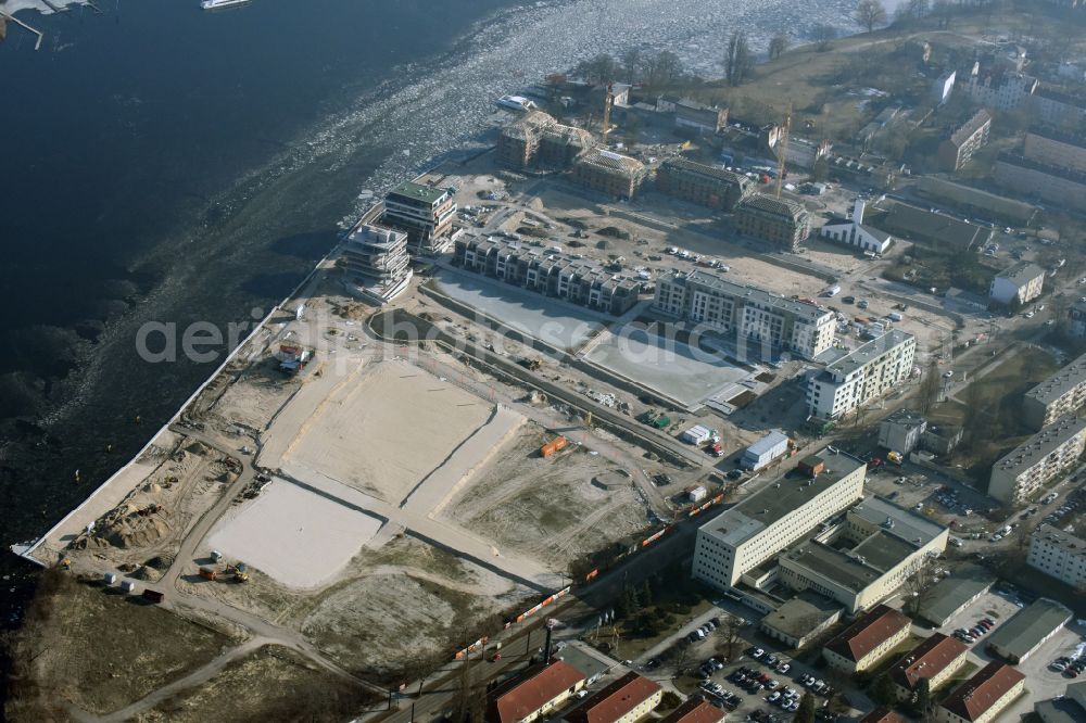 Aerial image Berlin - Residential area construction site with multi-family housing development - new building Neue Wasserliebe - 52 Grad Nord Wohnen am Wasser in Berlin-Gruenau on the banks of the river Dahme at Teichmummelring - An der Dahme - Gaffelsteig - Regattastrasse in the district of Gruenau in Berlin, Germany