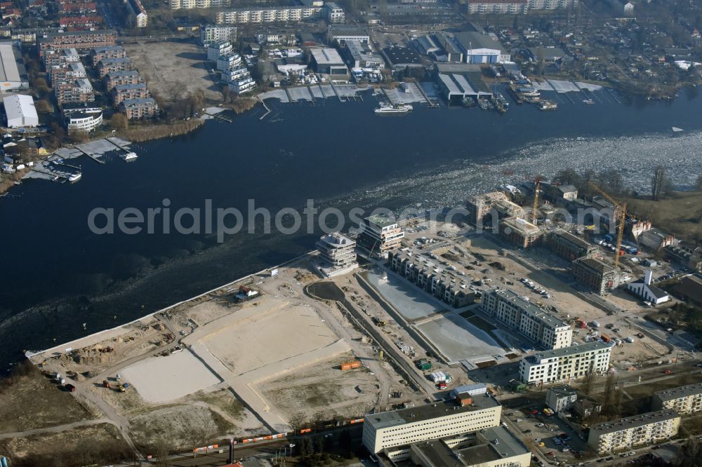Aerial photograph Berlin - Residential area construction site with multi-family housing development - new building Neue Wasserliebe - 52 Grad Nord Wohnen am Wasser in Berlin-Gruenau on the banks of the river Dahme at Teichmummelring - An der Dahme - Gaffelsteig - Regattastrasse in the district of Gruenau in Berlin, Germany
