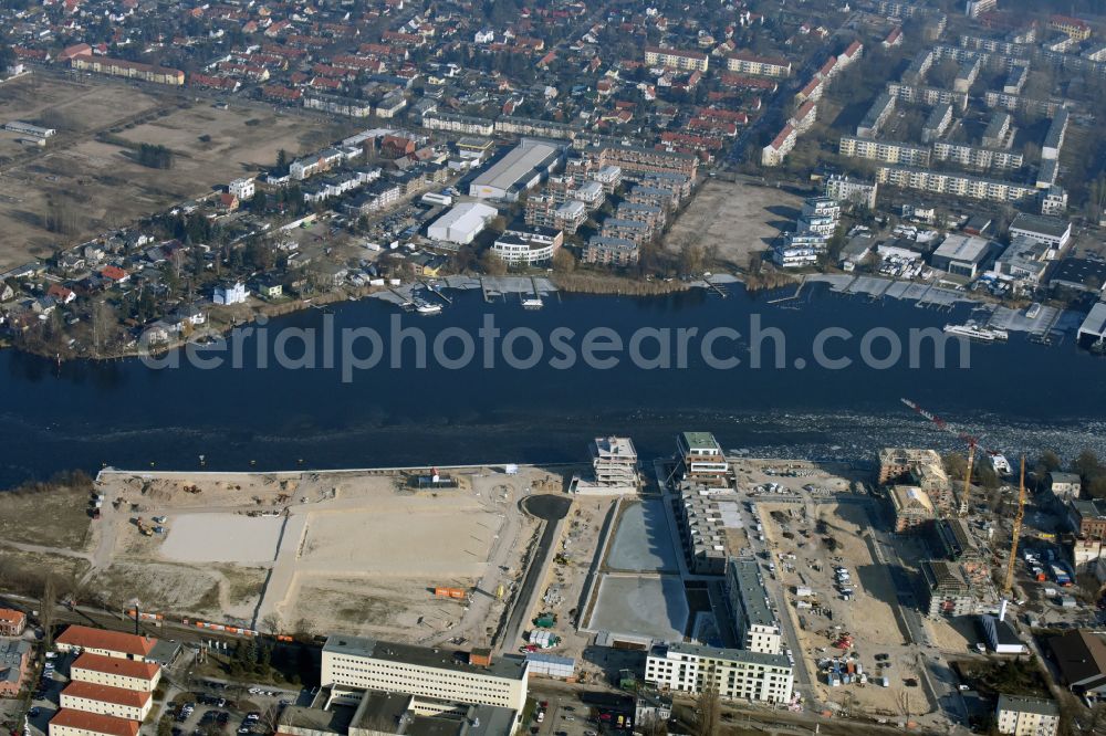 Aerial image Berlin - Residential area construction site with multi-family housing development - new building Neue Wasserliebe - 52 Grad Nord Wohnen am Wasser in Berlin-Gruenau on the banks of the river Dahme at Teichmummelring - An der Dahme - Gaffelsteig - Regattastrasse in the district of Gruenau in Berlin, Germany