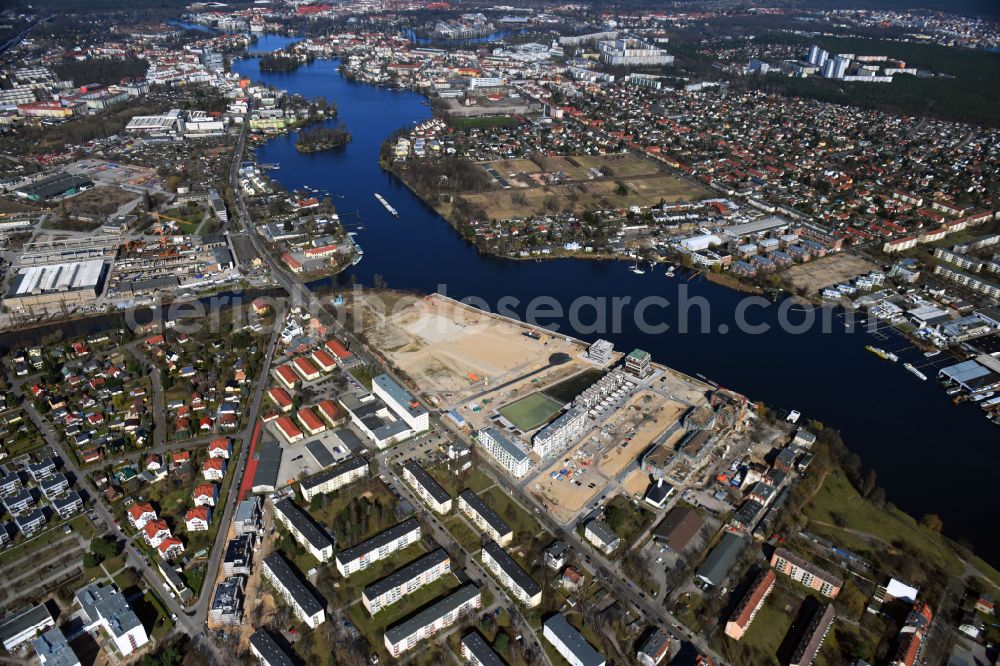 Aerial image Berlin - Residential area construction site with multi-family housing development - new building Neue Wasserliebe - 52 Grad Nord Wohnen am Wasser in Berlin-Gruenau on the banks of the river Dahme at Teichmummelring - An der Dahme - Gaffelsteig - Regattastrasse in the district of Gruenau in Berlin, Germany