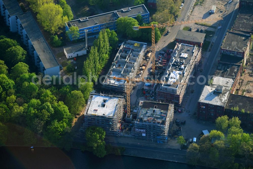 Berlin from the bird's eye view: Residential construction site with multi-family housing development- Die Spindlertowers in of Wasserstadt Spindlersfeld on Ufer of Spree in the district Spindlersfeld in Berlin, Germany