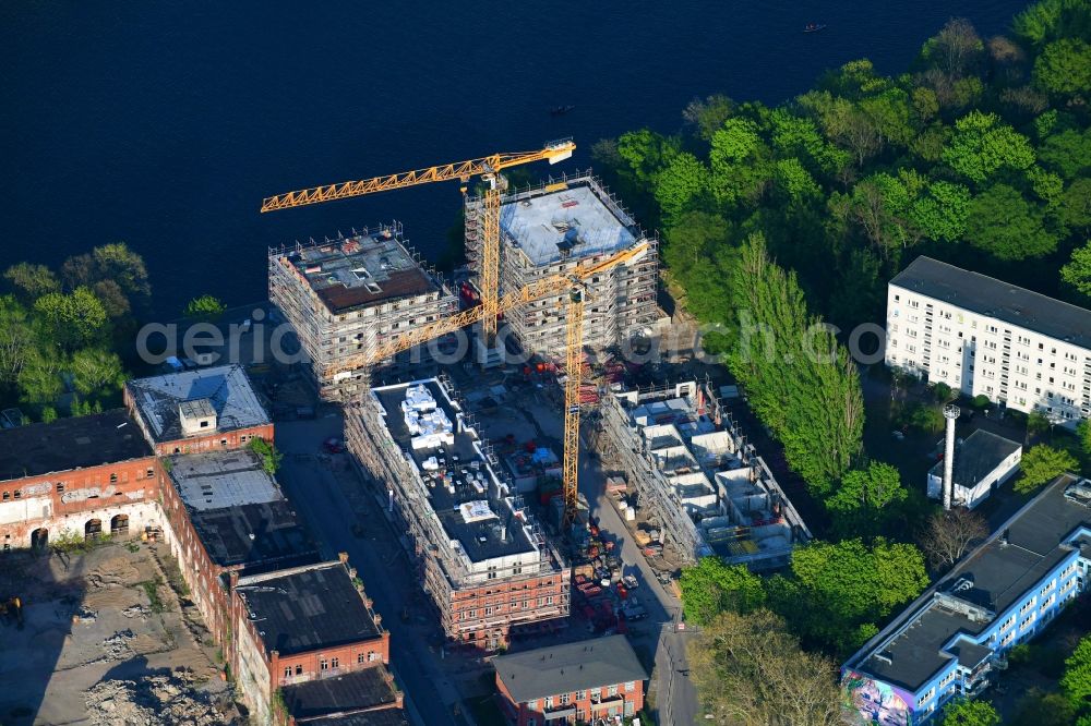 Berlin from the bird's eye view: Residential construction site with multi-family housing development- Die Spindlertowers in of Wasserstadt Spindlersfeld on Ufer of Spree in the district Spindlersfeld in Berlin, Germany