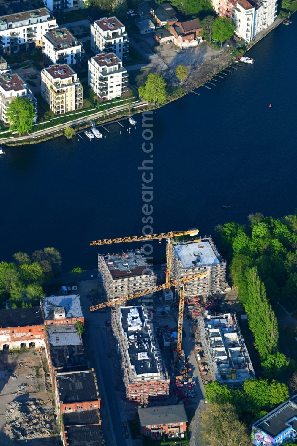 Aerial image Berlin - Residential construction site with multi-family housing development- Die Spindlertowers in of Wasserstadt Spindlersfeld on Ufer of Spree in the district Spindlersfeld in Berlin, Germany