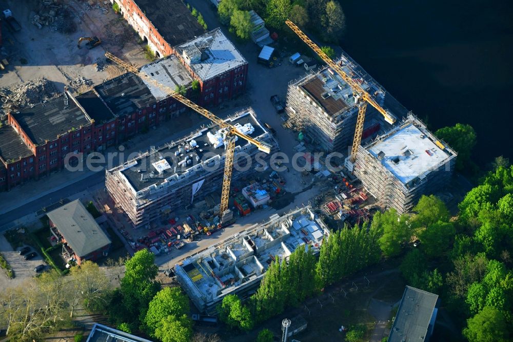 Berlin from the bird's eye view: Residential construction site with multi-family housing development- Die Spindlertowers in of Wasserstadt Spindlersfeld on Ufer of Spree in the district Spindlersfeld in Berlin, Germany