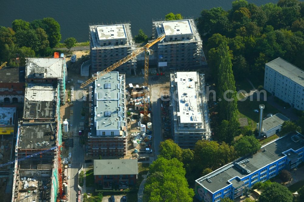 Berlin from above - Residential construction site with multi-family housing development- on the Die Spindlertowers in of Wasserstadt Spindlersfeld on Ufer of Spree in the district Spindlersfeld in Berlin, Germany