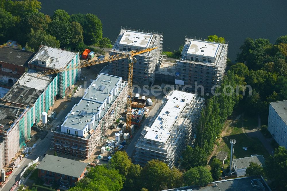 Aerial image Berlin - Residential construction site with multi-family housing development- on the Die Spindlertowers in of Wasserstadt Spindlersfeld on Ufer of Spree in the district Spindlersfeld in Berlin, Germany