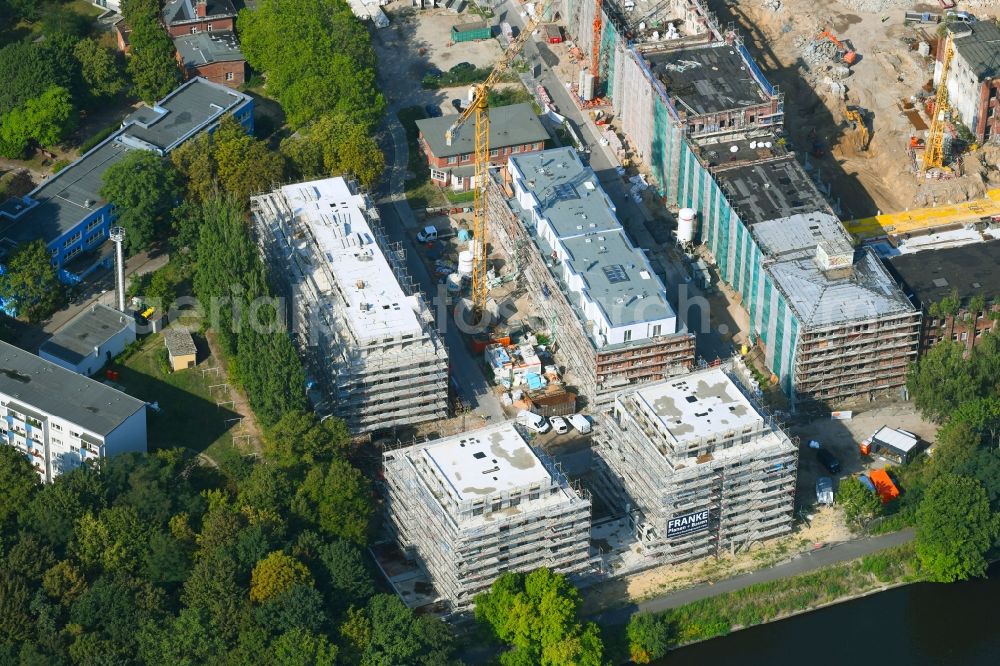 Aerial photograph Berlin - Residential construction site with multi-family housing development- on the Die Spindlertowers in of Wasserstadt Spindlersfeld on Ufer of Spree in the district Spindlersfeld in Berlin, Germany