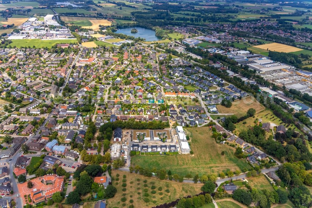 Hamminkeln from the bird's eye view: Residential construction site with multi-family housing development- on the Wohnen on Alten Sportplatz on Bruener Strasse in Hamminkeln in the state North Rhine-Westphalia, Germany