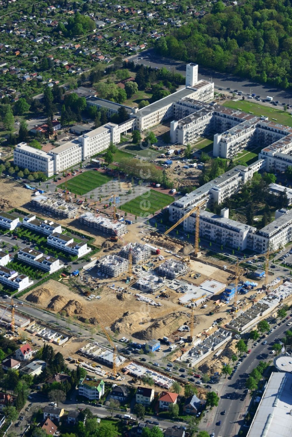 Aerial image Berlin - Construction site and residential area Steglitzer ParkQuartier in the Lichterfelde part of the district of Steglitz-Zehlendorf in Berlin. New multi-family homes and estates are being developed on the site of the Square of the US-Berlin-Brigades which is surrounded by woods, green areas and playgrounds. It is developed by the Swedish Construction and Real Estate Company NCC AB