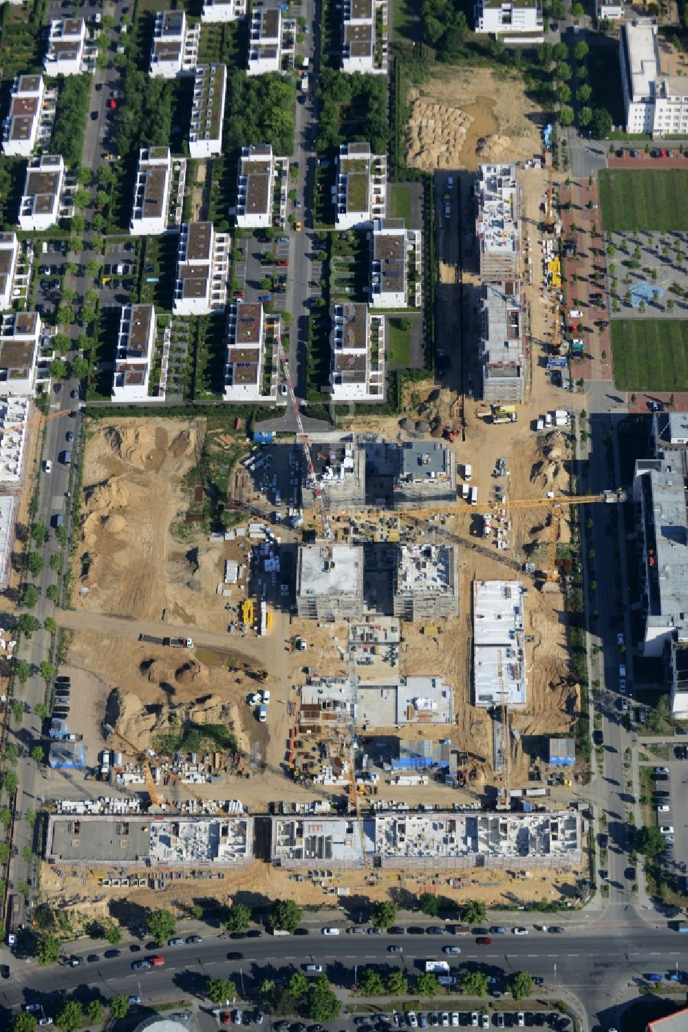 Aerial photograph Berlin - Construction site and residential area Steglitzer ParkQuartier in the Lichterfelde part of the district of Steglitz-Zehlendorf in Berlin. New multi-family homes and estates are being developed on the site of the Square of the US-Berlin-Brigades which is surrounded by woods, green areas and playgrounds. It is developed by the Swedish Construction and Real Estate Company NCC AB