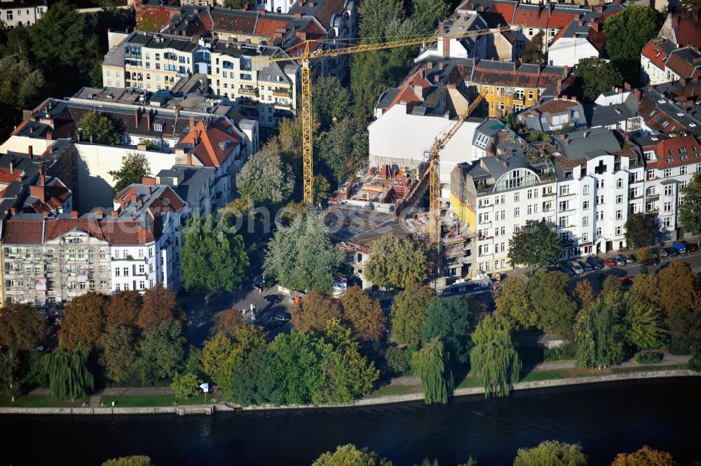 Aerial image Berlin Mitte - Baustelle der Wohnanlage SpreeVilla Westfalia an der Dortmunder Straße Ecke Bochumer Strasse am Bundesratufer der Spree in Berlin-Mitte im Ortsteil Moabit. Construction site of the apartment complex SpreeVilla Westfalia at the street Dortmunder Strasse / Bochumer Straße on the waterfront Bundesratufer of the Spree in Berlin-Mitte in the district Moabit.