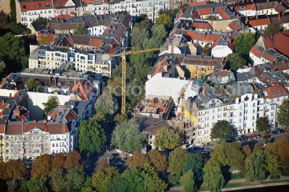 Aerial photograph Berlin Mitte - Baustelle der Wohnanlage SpreeVilla Westfalia an der Dortmunder Straße Ecke Bochumer Strasse am Bundesratufer der Spree in Berlin-Mitte im Ortsteil Moabit. Construction site of the apartment complex SpreeVilla Westfalia at the street Dortmunder Strasse / Bochumer Straße on the waterfront Bundesratufer of the Spree in Berlin-Mitte in the district Moabit.