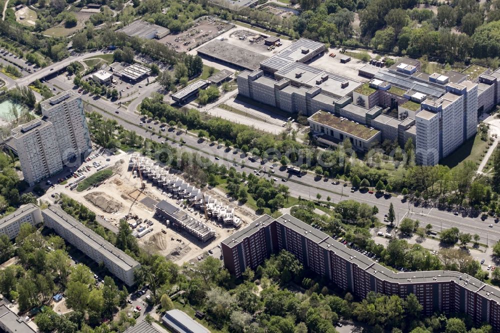 Berlin from the bird's eye view: Construction site of a new residential area of Gensinger Viertel in the Friedrichsfelde part of Lichtenberg in Berlin in Germany. The site is located on Gensinger Strasse and is part of a gentrification and re-development project of the area. Hanseatische Immobilien Treuhand is building single family units, semi-detached houses and town houses