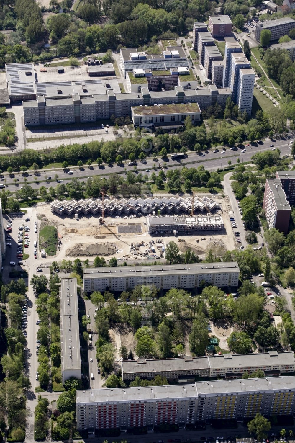 Berlin from the bird's eye view: Construction site of a new residential area of Gensinger Viertel in the Friedrichsfelde part of Lichtenberg in Berlin in Germany. The site is located on Gensinger Strasse and is part of a gentrification and re-development project of the area. Hanseatische Immobilien Treuhand is building single family units, semi-detached houses and town houses