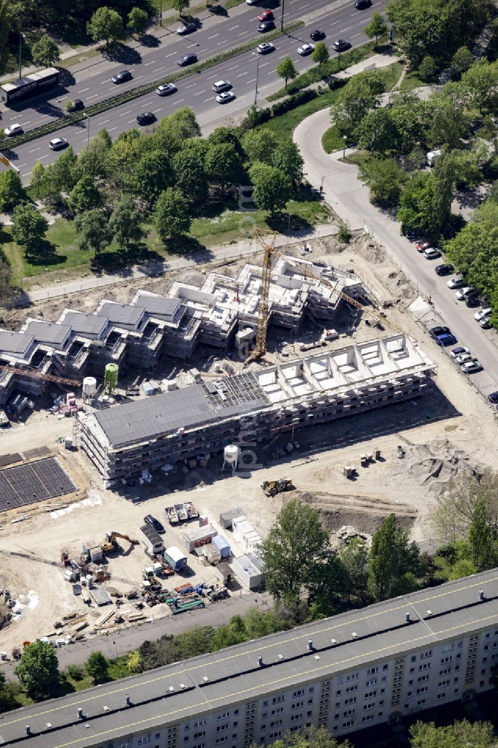 Aerial photograph Berlin - Construction site of a new residential area of Gensinger Viertel in the Friedrichsfelde part of Lichtenberg in Berlin in Germany. The site is located on Gensinger Strasse and is part of a gentrification and re-development project of the area. Hanseatische Immobilien Treuhand is building single family units, semi-detached houses and town houses