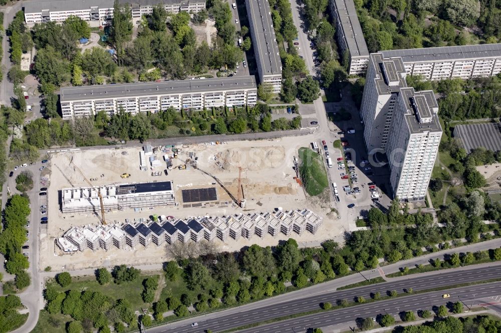 Berlin from the bird's eye view: Construction site of a new residential area of Gensinger Viertel in the Friedrichsfelde part of Lichtenberg in Berlin in Germany. The site is located on Gensinger Strasse and is part of a gentrification and re-development project of the area. Hanseatische Immobilien Treuhand is building single family units, semi-detached houses and town houses