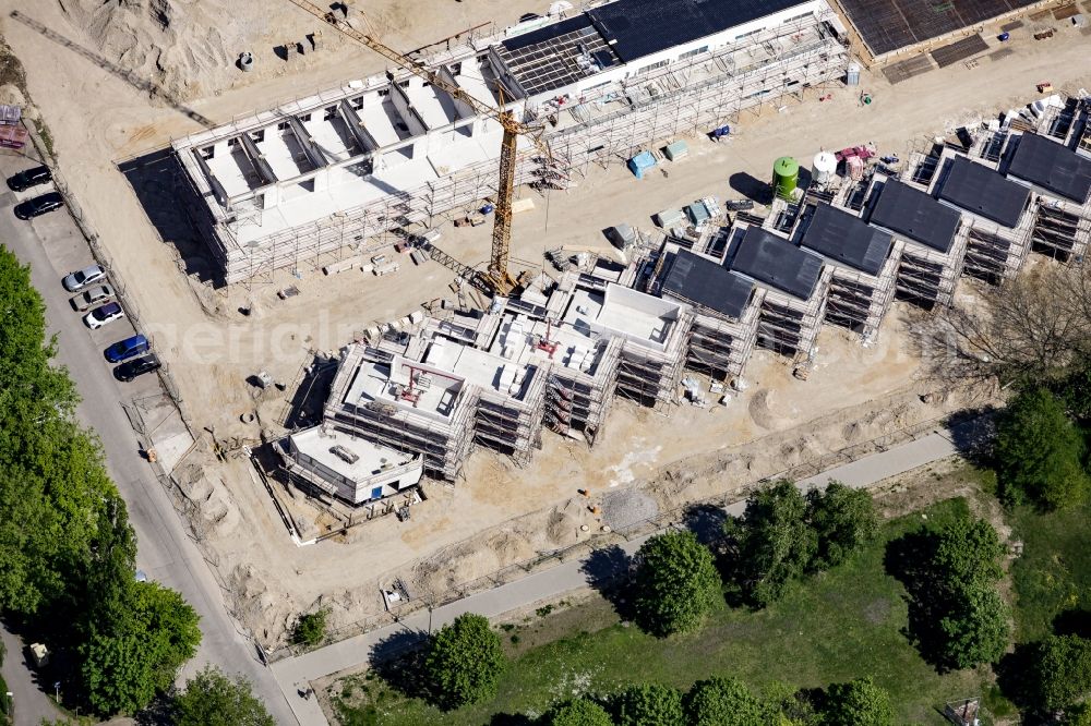 Aerial image Berlin - Construction site of a new residential area of Gensinger Viertel in the Friedrichsfelde part of Lichtenberg in Berlin in Germany. The site is located on Gensinger Strasse and is part of a gentrification and re-development project of the area. Hanseatische Immobilien Treuhand is building single family units, semi-detached houses and town houses