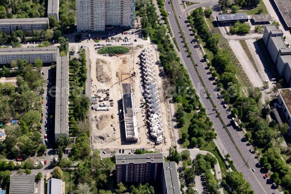 Aerial photograph Berlin - Construction site of a new residential area of Gensinger Viertel in the Friedrichsfelde part of Lichtenberg in Berlin in Germany. The site is located on Gensinger Strasse and is part of a gentrification and re-development project of the area. Hanseatische Immobilien Treuhand is building single family units, semi-detached houses and town houses