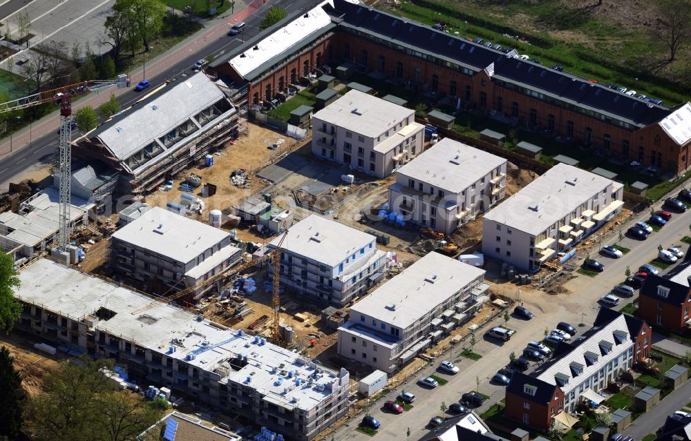 Potsdam from above - Baustelle Wohnneubau Mehrfamilienhäuser Kaiser-Wilhelm-Karree in Potsdam im Bundesland Brandenburg. Auf dem ehemaligen Kasernen - Gelände einer ehemaligen preußischen Kaserne in der Jägervorstadt an der Pappelallee entsteht durch die Wohnungsbaugesellschaft m.b.H. Th. Semmelhaack eine Mehrfamilienhaus - Wohnanlage mit Eigentumswohnungen.// Residential new construction multi-family homes Kaiser Wilhelm Square in Potsdam in Brandenburg.