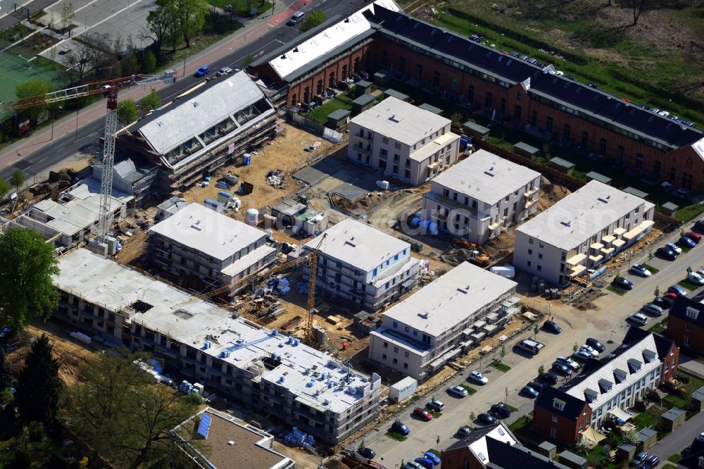 Aerial photograph Potsdam - Baustelle Wohnneubau Mehrfamilienhäuser Kaiser-Wilhelm-Karree in Potsdam im Bundesland Brandenburg. Auf dem ehemaligen Kasernen - Gelände einer ehemaligen preußischen Kaserne in der Jägervorstadt an der Pappelallee entsteht durch die Wohnungsbaugesellschaft m.b.H. Th. Semmelhaack eine Mehrfamilienhaus - Wohnanlage mit Eigentumswohnungen.// Residential new construction multi-family homes Kaiser Wilhelm Square in Potsdam in Brandenburg.