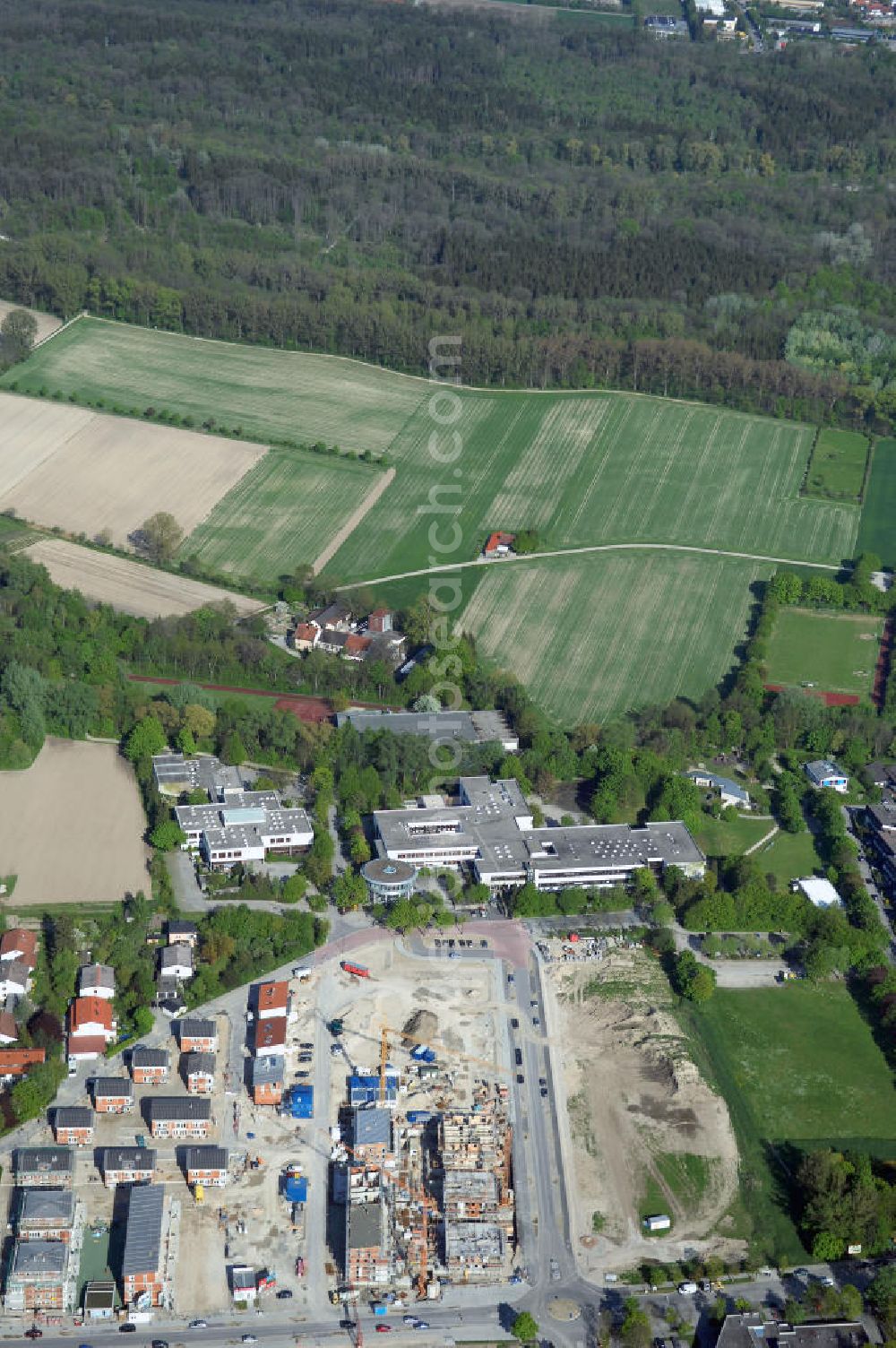 Aerial photograph Garching - Baustelle des Wohnneubaugebietes am Professor-Angermair-Ring / Mühlfeldweg in Garching bei München. Ein Projekt der Concept Bau - Premier GmbH.