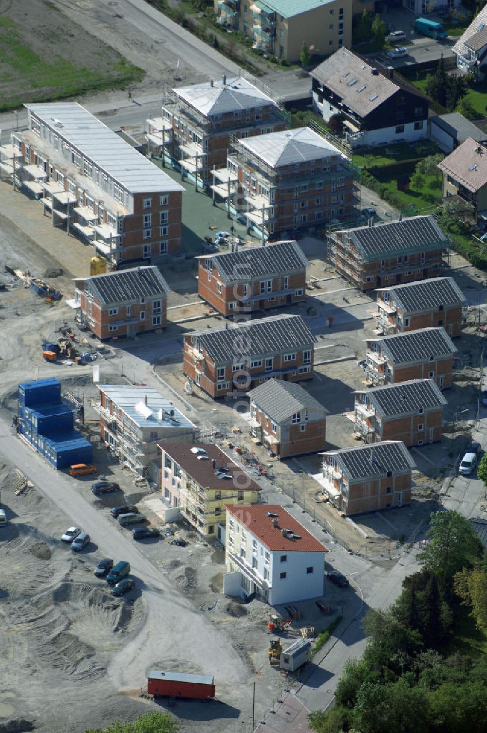 Garching from the bird's eye view: Baustelle des Wohnneubaugebietes am Professor-Angermair-Ring / Mühlfeldweg in Garching bei München. Ein Projekt der Concept Bau - Premier GmbH.