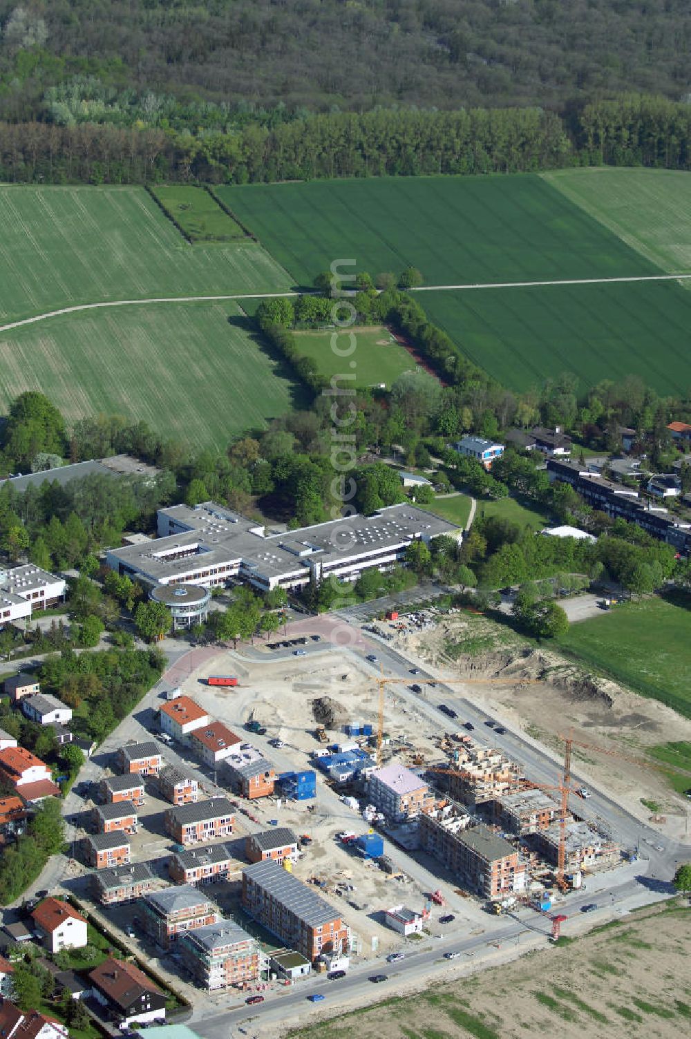 Aerial photograph Garching - Baustelle des Wohnneubaugebietes am Professor-Angermair-Ring / Mühlfeldweg in Garching bei München. Ein Projekt der Concept Bau - Premier GmbH.