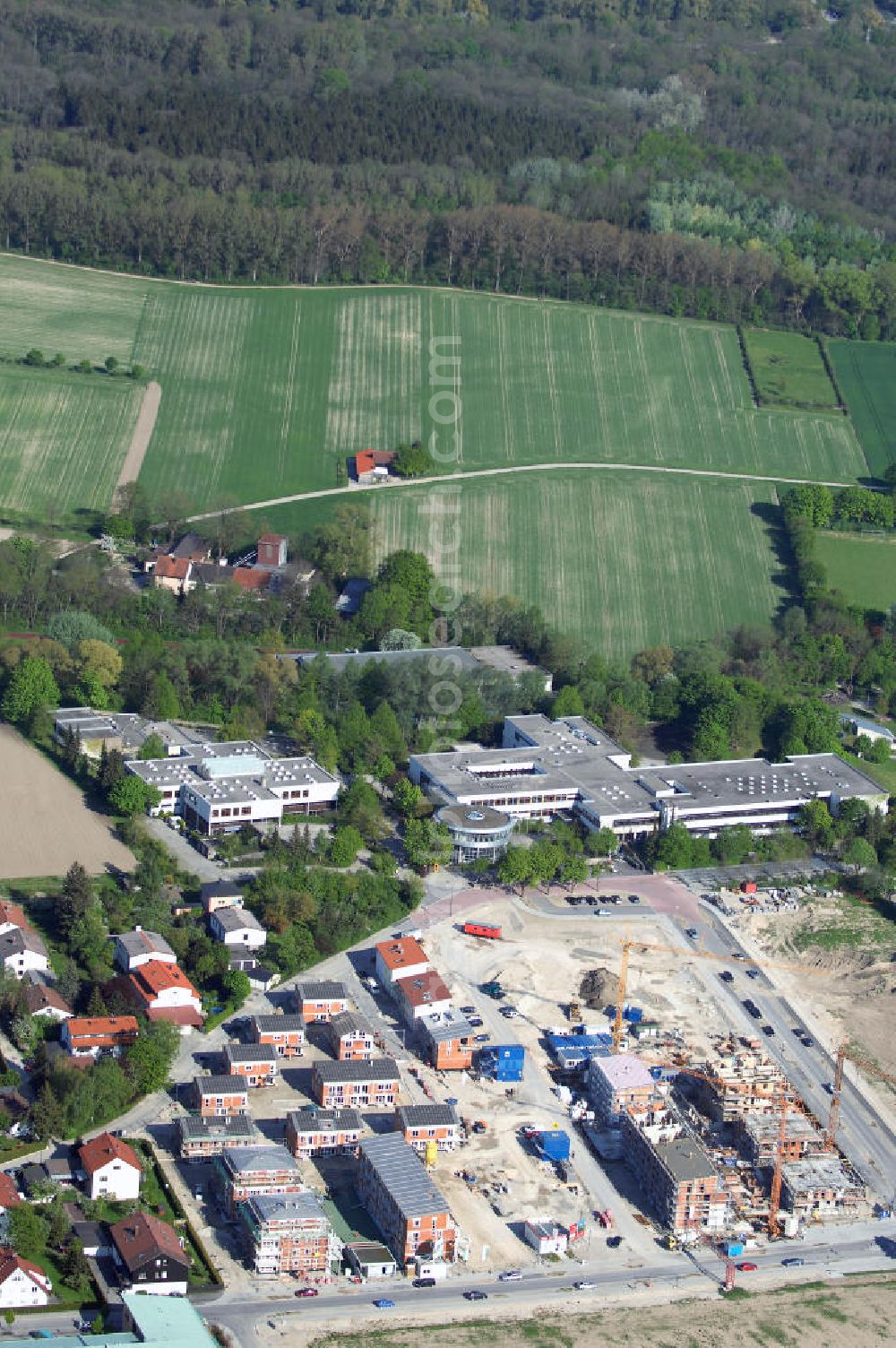 Garching from the bird's eye view: Baustelle des Wohnneubaugebietes am Professor-Angermair-Ring / Mühlfeldweg in Garching bei München. Ein Projekt der Concept Bau - Premier GmbH.