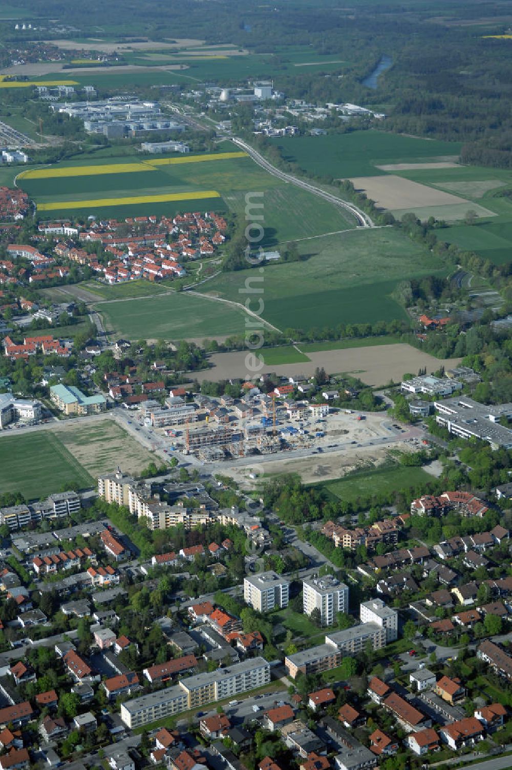 Aerial photograph Garching - Baustelle des Wohnneubaugebietes am Professor-Angermair-Ring / Mühlfeldweg in Garching bei München. Ein Projekt der Concept Bau - Premier GmbH.