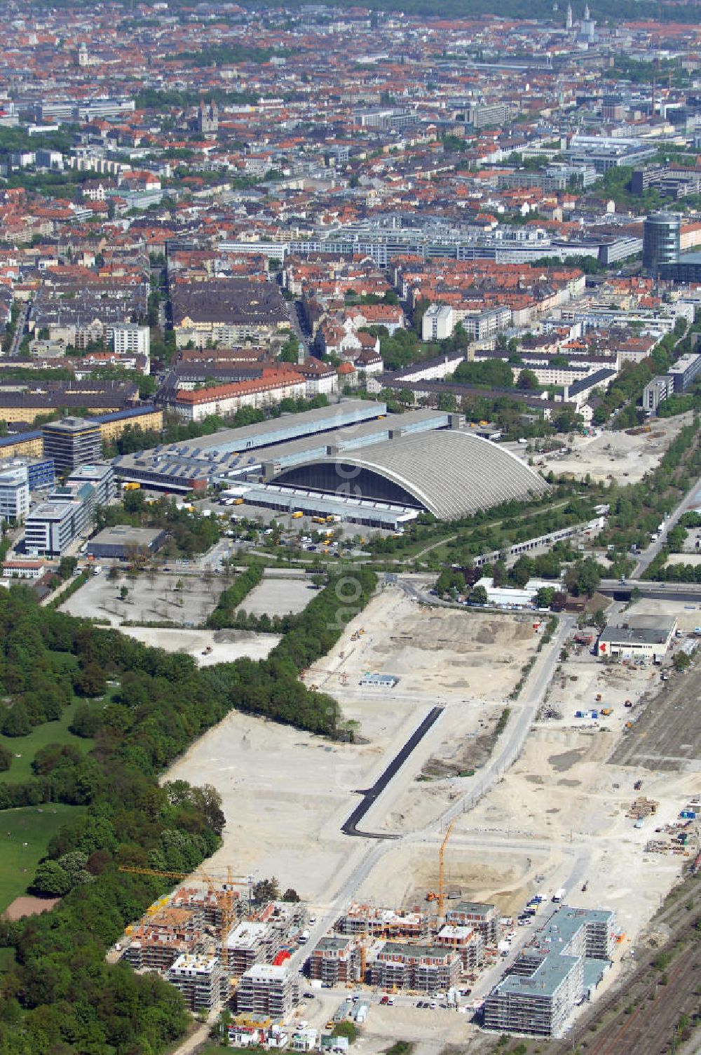 München from the bird's eye view: Baustelle des Wohnneubaugebietes Wotan- Winfriedstrasse am Hirchgarten der Concept Bau - Premier GmbH.