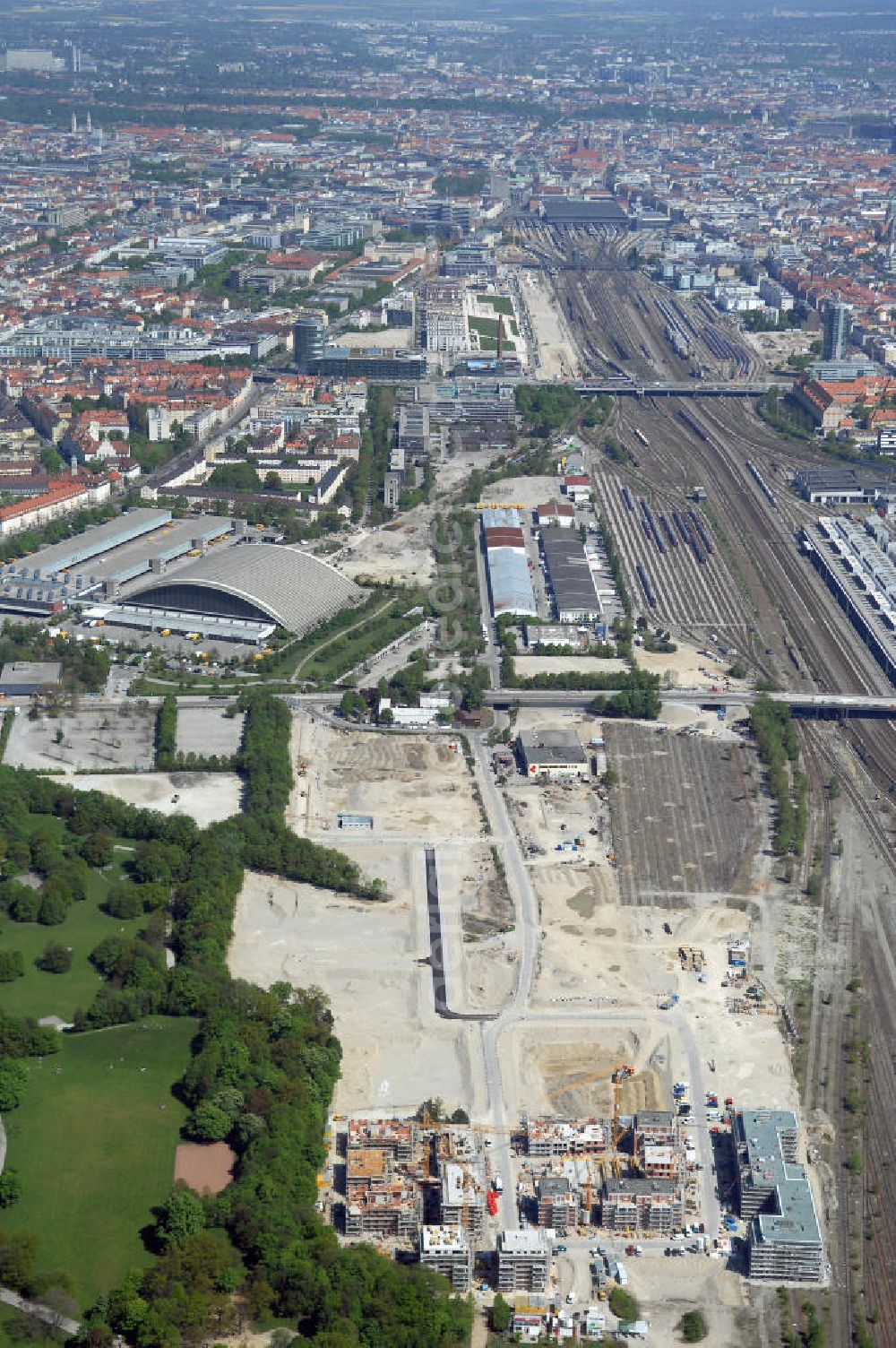 München from the bird's eye view: Baustelle des Wohnneubaugebietes Wotan- Winfriedstrasse am Hirchgarten der Concept Bau - Premier GmbH.