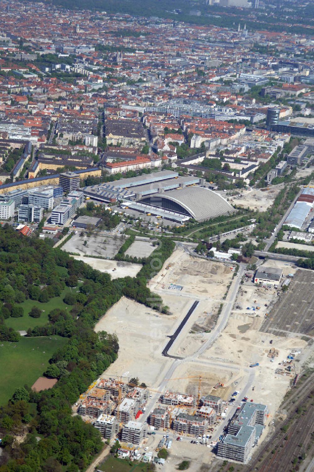 Aerial photograph München - Baustelle des Wohnneubaugebietes Wotan- Winfriedstrasse am Hirchgarten der Concept Bau - Premier GmbH.