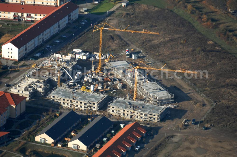 Aerial image Hönow - Blick auf die Baustelle bzw. den Neubau von Wohnungen im Bereich der Siedlungserweiterung Brandenburgische Straße in Hönow der Gemeinde Hoppegarten. Hier enstehen u.a. 27 speziell altersgerechte Seniorenwohnungen in Niedrigenergiebauweise. Kontakt Bauherr: Wohnungsbaugesellschaft m.b.H. Th. Semmelhaack,