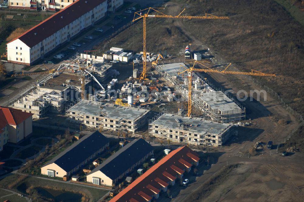 Aerial photograph Hönow - Blick auf die Baustelle bzw. den Neubau von Wohnungen im Bereich der Siedlungserweiterung Brandenburgische Straße in Hönow der Gemeinde Hoppegarten. Hier enstehen u.a. 27 speziell altersgerechte Seniorenwohnungen in Niedrigenergiebauweise. Kontakt Bauherr: Wohnungsbaugesellschaft m.b.H. Th. Semmelhaack,