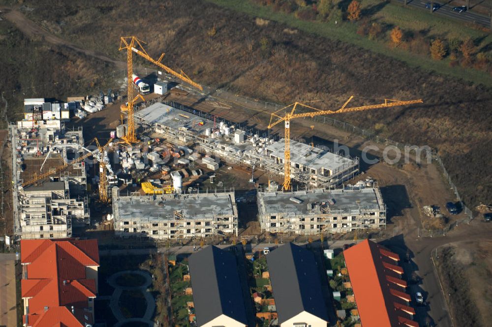 Hönow from above - Blick auf die Baustelle bzw. den Neubau von Wohnungen im Bereich der Siedlungserweiterung Brandenburgische Straße in Hönow der Gemeinde Hoppegarten. Hier enstehen u.a. 27 speziell altersgerechte Seniorenwohnungen in Niedrigenergiebauweise. Kontakt Bauherr: Wohnungsbaugesellschaft m.b.H. Th. Semmelhaack,