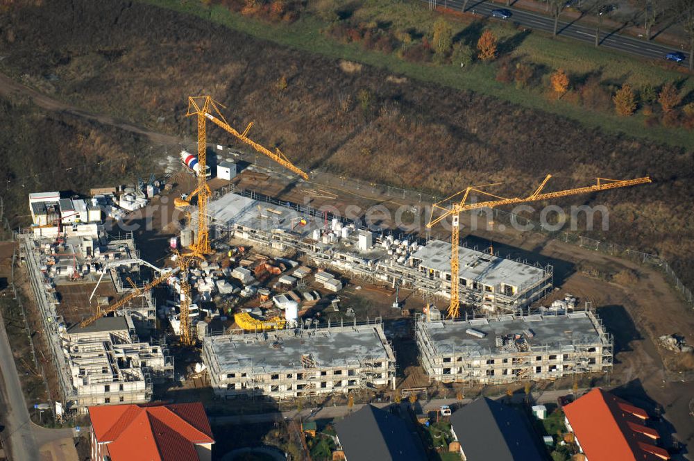 Hönow from the bird's eye view: Blick auf die Baustelle bzw. den Neubau von Wohnungen im Bereich der Siedlungserweiterung Brandenburgische Straße in Hönow der Gemeinde Hoppegarten. Hier enstehen u.a. 27 speziell altersgerechte Seniorenwohnungen in Niedrigenergiebauweise. Kontakt Bauherr: Wohnungsbaugesellschaft m.b.H. Th. Semmelhaack,