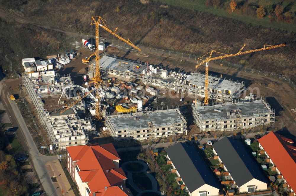 Hönow from above - Blick auf die Baustelle bzw. den Neubau von Wohnungen im Bereich der Siedlungserweiterung Brandenburgische Straße in Hönow der Gemeinde Hoppegarten. Hier enstehen u.a. 27 speziell altersgerechte Seniorenwohnungen in Niedrigenergiebauweise. Kontakt Bauherr: Wohnungsbaugesellschaft m.b.H. Th. Semmelhaack,