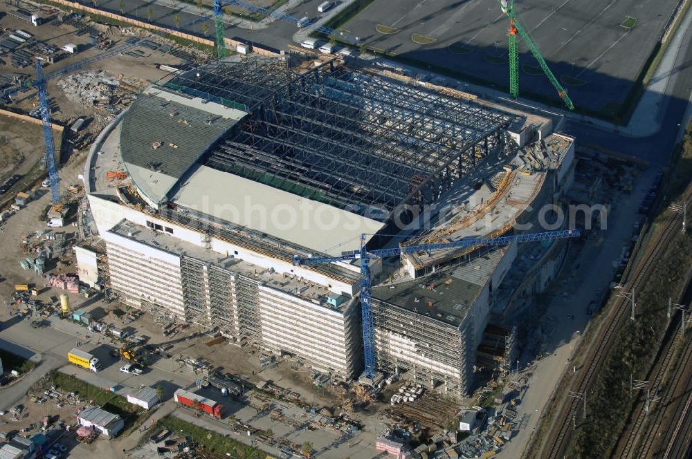 Aerial image Berlin - Blick auf die Baustelle der O2 World / O2 Arena in Berlin.Friedrichshain.Bei der O2 World handelt es sich um eine in Bau befindliche multifunktionale Veranstaltungshalle in Berlin zwischen Ostbahnhof und Warschauer Straße im Bezirk Friedrichshain-Kreuzberg. Die Grundsteinlegung erfolgte am 13. September 2006. In der Halle sollen Sportveranstaltungen wie Eishockey und Basketball, Sikveranstaltungen sowie viele weitere Events stattfinden. Bauherr und Investor ist die Anschutz Entertainment Group, die weltweit Arenen, Theater sowie verschiedene Tochterfirmen besitzt, betreibt und promotet. Die Firma O2 Germany hat die Namensrechte an der Arena in Berlin erworben.Mit bis zu 17.000 Sitz- und Stehplätzen, 59 Entertainment-Suiten soll die O2 World die größte Veranstaltungshalle Berlins werden und eine Vielzahl von Events ermöglichen.Für den Profi-Eishockeyclub Eisbären Berlin soll die Arena die neue sportliche Heimat werden.Anschrift: Anschutz Entertainment Group Q 207 Friedrichrichstraße 76,10117 Berlin,Tel.: +49 (0)30-20 60 70 80 Fax: +49 (0)30-20 60 70 81 11, presse@o2-world.de