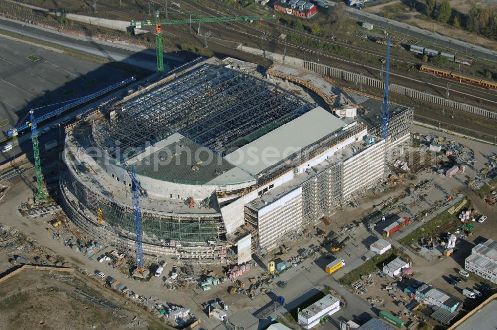 Aerial image Berlin - Blick auf die Baustelle der O2 World / O2 Arena in Berlin.Friedrichshain.Bei der O2 World handelt es sich um eine in Bau befindliche multifunktionale Veranstaltungshalle in Berlin zwischen Ostbahnhof und Warschauer Straße im Bezirk Friedrichshain-Kreuzberg. Die Grundsteinlegung erfolgte am 13. September 2006. In der Halle sollen Sportveranstaltungen wie Eishockey und Basketball, Sikveranstaltungen sowie viele weitere Events stattfinden. Bauherr und Investor ist die Anschutz Entertainment Group, die weltweit Arenen, Theater sowie verschiedene Tochterfirmen besitzt, betreibt und promotet. Die Firma O2 Germany hat die Namensrechte an der Arena in Berlin erworben.Mit bis zu 17.000 Sitz- und Stehplätzen, 59 Entertainment-Suiten soll die O2 World die größte Veranstaltungshalle Berlins werden und eine Vielzahl von Events ermöglichen.Für den Profi-Eishockeyclub Eisbären Berlin soll die Arena die neue sportliche Heimat werden.Anschrift: Anschutz Entertainment Group Q 207 Friedrichrichstraße 76,10117 Berlin,Tel.: +49 (0)30-20 60 70 80 Fax: +49 (0)30-20 60 70 81 11, presse@o2-world.de