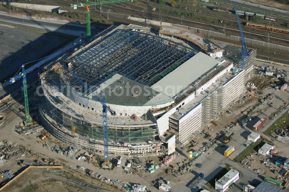 Aerial photograph Berlin - Blick auf die Baustelle der O2 World / O2 Arena in Berlin.Friedrichshain.Bei der O2 World handelt es sich um eine in Bau befindliche multifunktionale Veranstaltungshalle in Berlin zwischen Ostbahnhof und Warschauer Straße im Bezirk Friedrichshain-Kreuzberg. Die Grundsteinlegung erfolgte am 13. September 2006. In der Halle sollen Sportveranstaltungen wie Eishockey und Basketball, Sikveranstaltungen sowie viele weitere Events stattfinden. Bauherr und Investor ist die Anschutz Entertainment Group, die weltweit Arenen, Theater sowie verschiedene Tochterfirmen besitzt, betreibt und promotet. Die Firma O2 Germany hat die Namensrechte an der Arena in Berlin erworben.Mit bis zu 17.000 Sitz- und Stehplätzen, 59 Entertainment-Suiten soll die O2 World die größte Veranstaltungshalle Berlins werden und eine Vielzahl von Events ermöglichen.Für den Profi-Eishockeyclub Eisbären Berlin soll die Arena die neue sportliche Heimat werden.Anschrift: Anschutz Entertainment Group Q 207 Friedrichrichstraße 76,10117 Berlin,Tel.: +49 (0)30-20 60 70 80 Fax: +49 (0)30-20 60 70 81 11, presse@o2-world.de