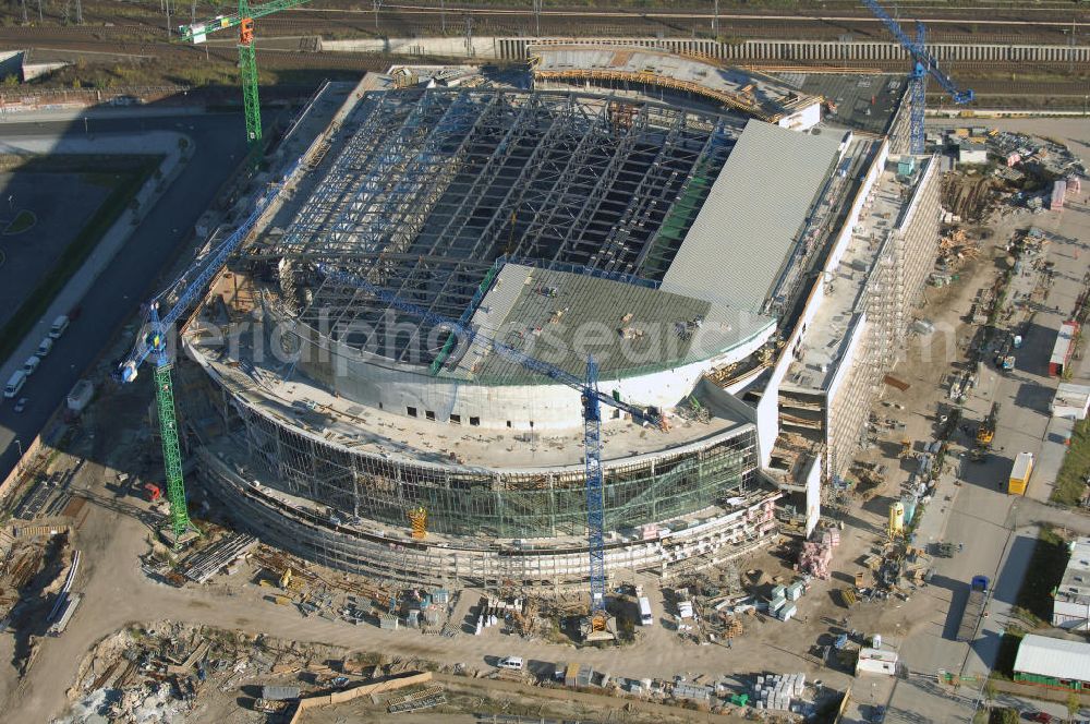 Berlin from above - Blick auf die Baustelle der O2 World / O2 Arena in Berlin.Friedrichshain.Bei der O2 World handelt es sich um eine in Bau befindliche multifunktionale Veranstaltungshalle in Berlin zwischen Ostbahnhof und Warschauer Straße im Bezirk Friedrichshain-Kreuzberg. Die Grundsteinlegung erfolgte am 13. September 2006. In der Halle sollen Sportveranstaltungen wie Eishockey und Basketball, Sikveranstaltungen sowie viele weitere Events stattfinden. Bauherr und Investor ist die Anschutz Entertainment Group, die weltweit Arenen, Theater sowie verschiedene Tochterfirmen besitzt, betreibt und promotet. Die Firma O2 Germany hat die Namensrechte an der Arena in Berlin erworben.Mit bis zu 17.000 Sitz- und Stehplätzen, 59 Entertainment-Suiten soll die O2 World die größte Veranstaltungshalle Berlins werden und eine Vielzahl von Events ermöglichen.Für den Profi-Eishockeyclub Eisbären Berlin soll die Arena die neue sportliche Heimat werden.Anschrift: Anschutz Entertainment Group Q 207 Friedrichrichstraße 76,10117 Berlin,Tel.: +49 (0)30-20 60 70 80 Fax: +49 (0)30-20 60 70 81 11, presse@o2-world.de